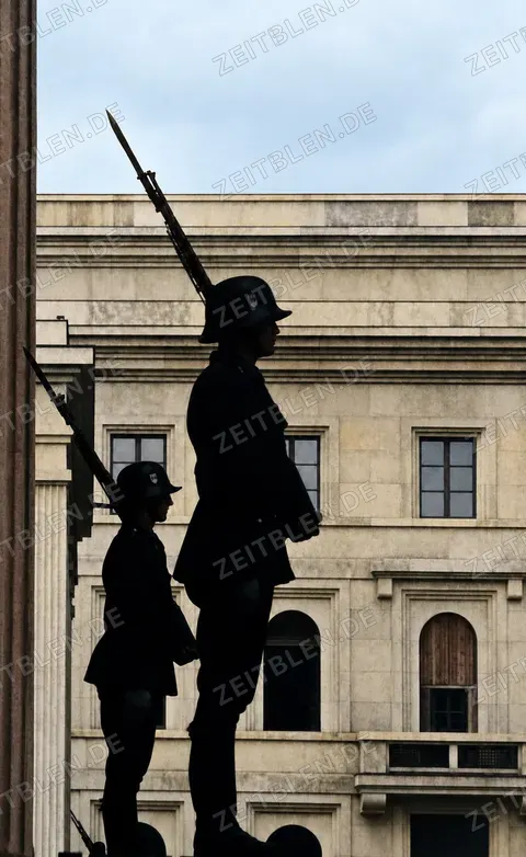 SS-Ehrenwache mit Bajonetten im Münchner „Ehrentempel“