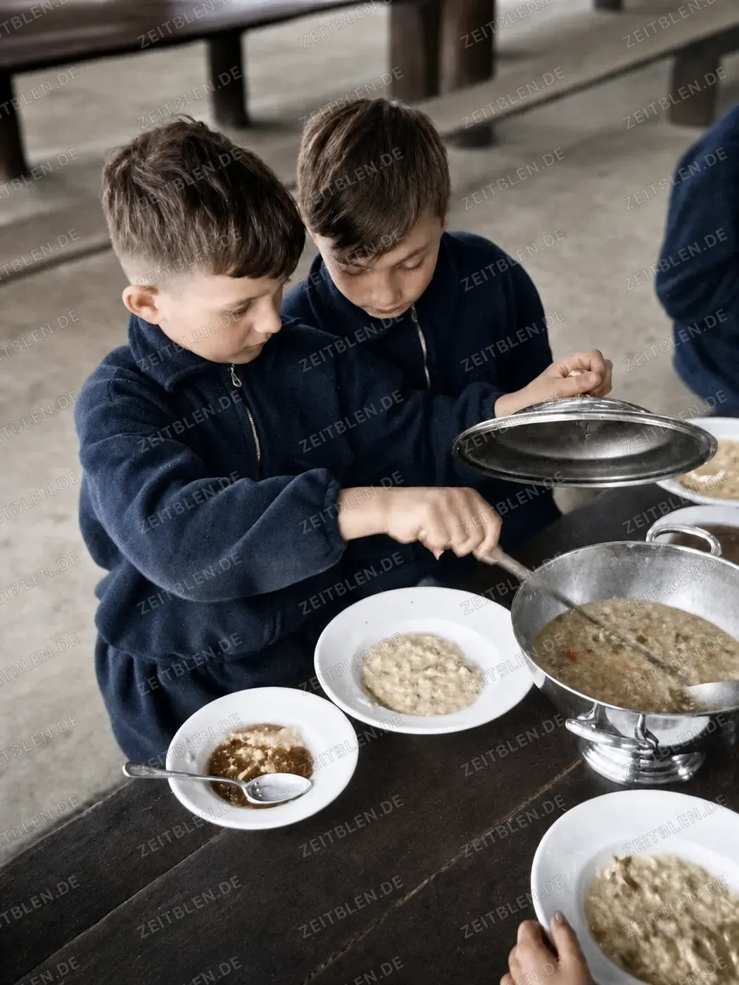 Schüler bei der Mittagessenausgabe am Mommsen-Gymnasium