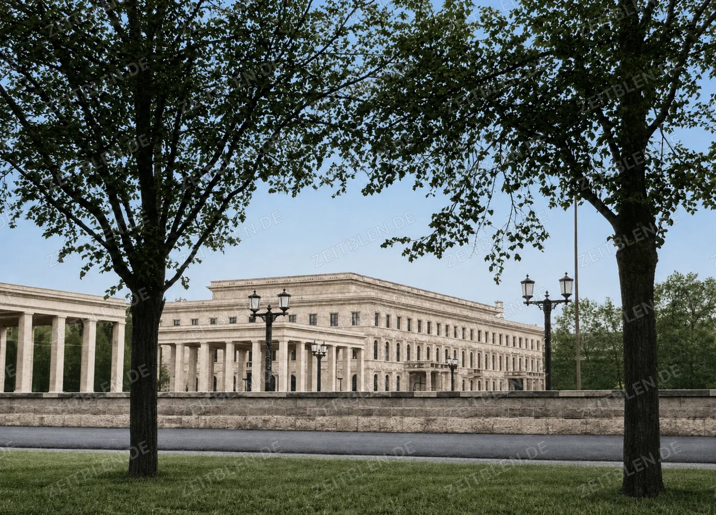 „Führerbau“ und „Ehrentempel“ hinter den Bäumen des Königsplatzes