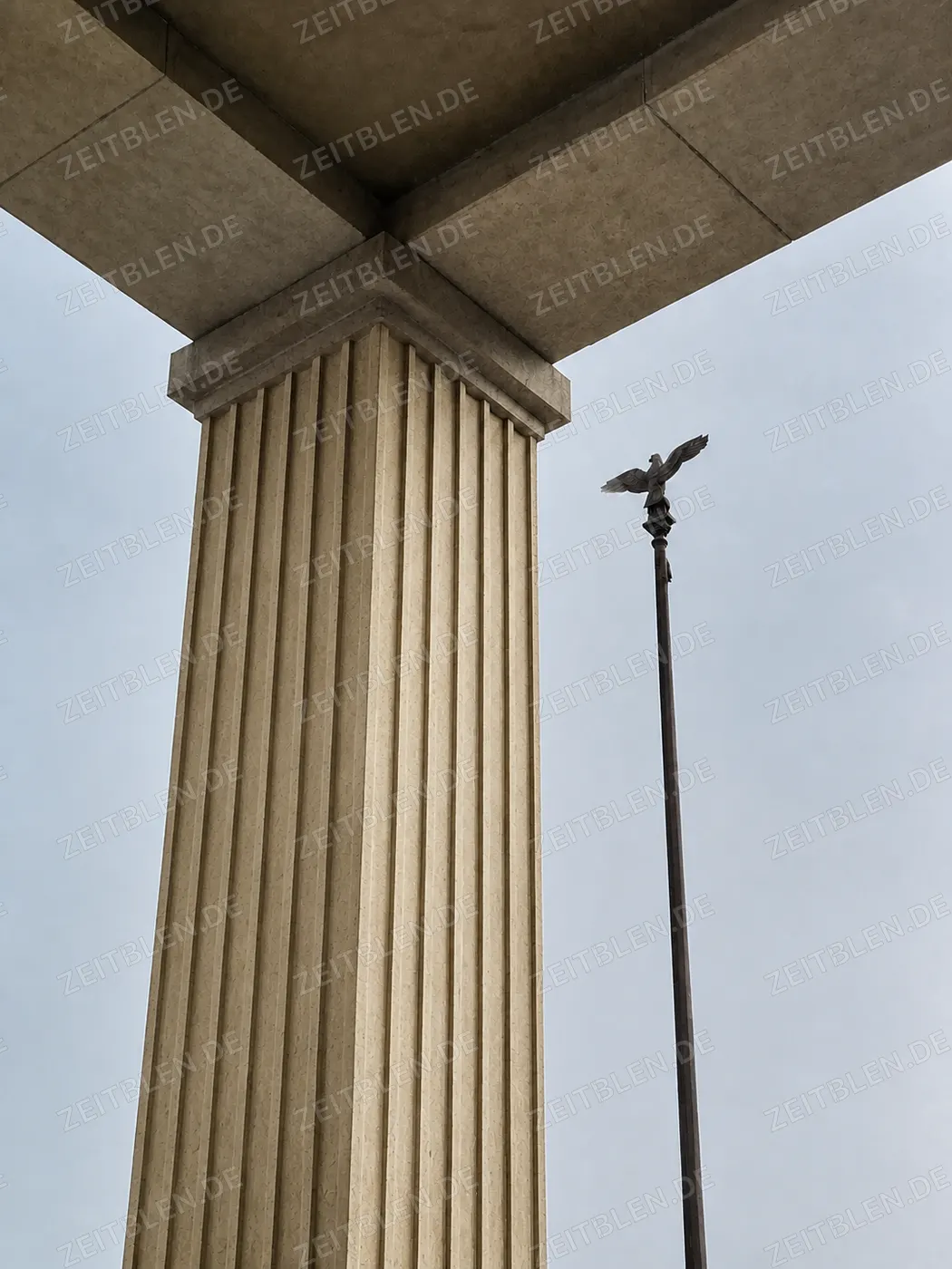 Steinpfeiler und Adlerstandarte am NS-„Ehrentempel“