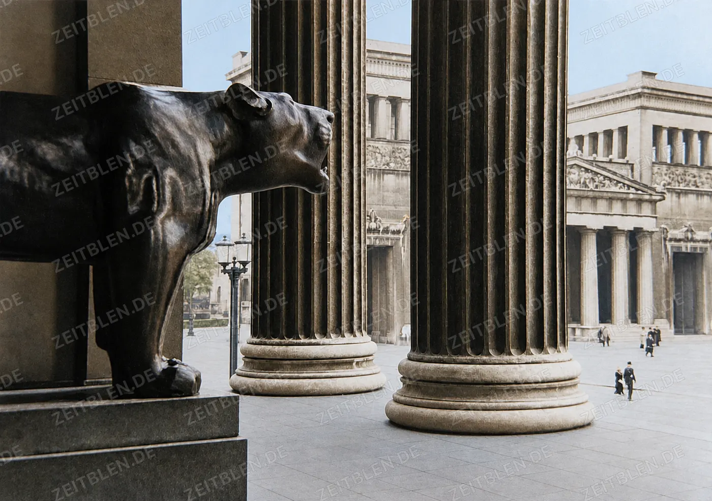 Raubtierplastik am Münchner Königsplatz