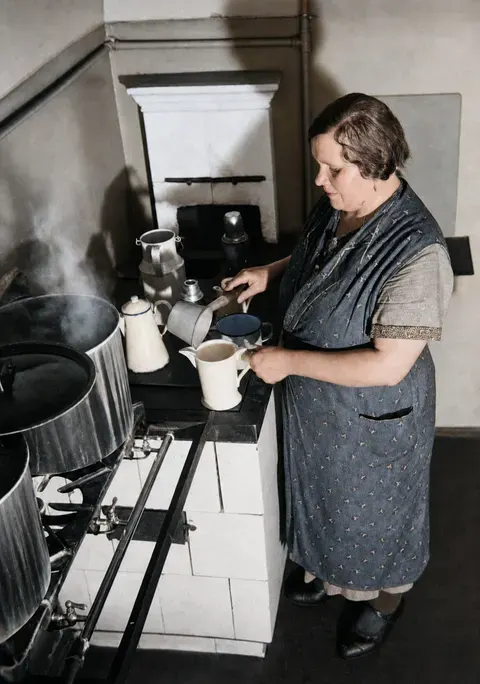 Küchenarbeit im Eisenbahner-Übernachtungsheim