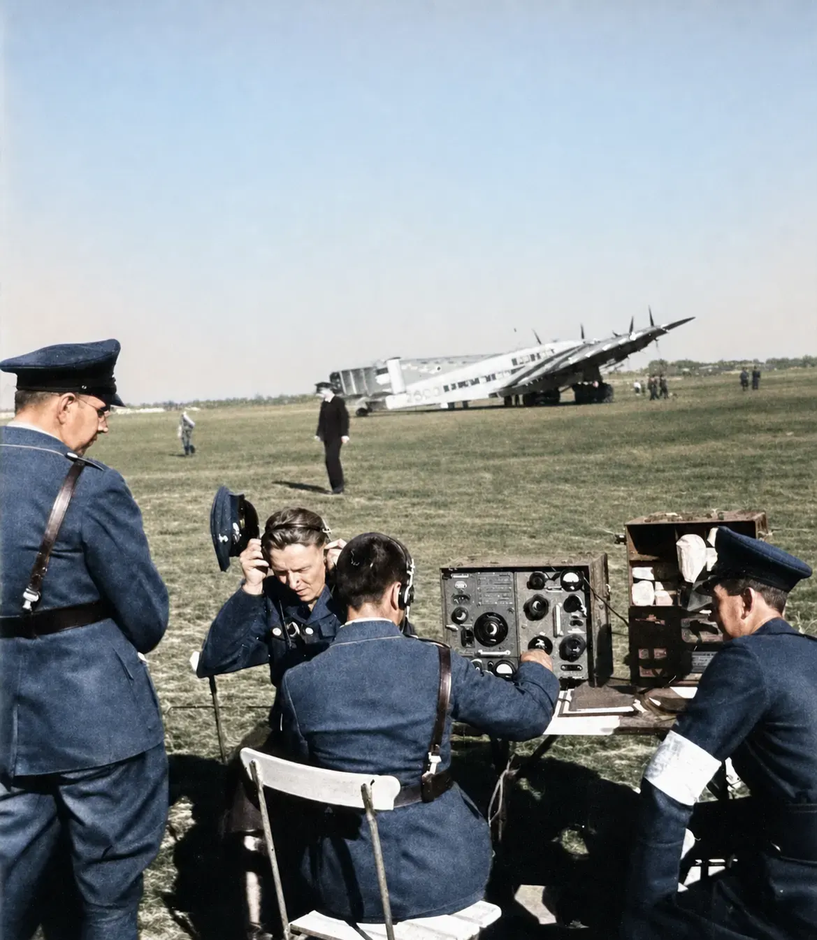 Funktrupp vor einer Junkers Ju 52 auf dem Flugplatz