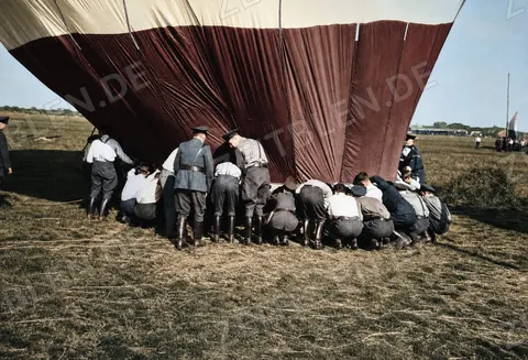 Ballonmannschaft beim Vorbereiten der Hülle