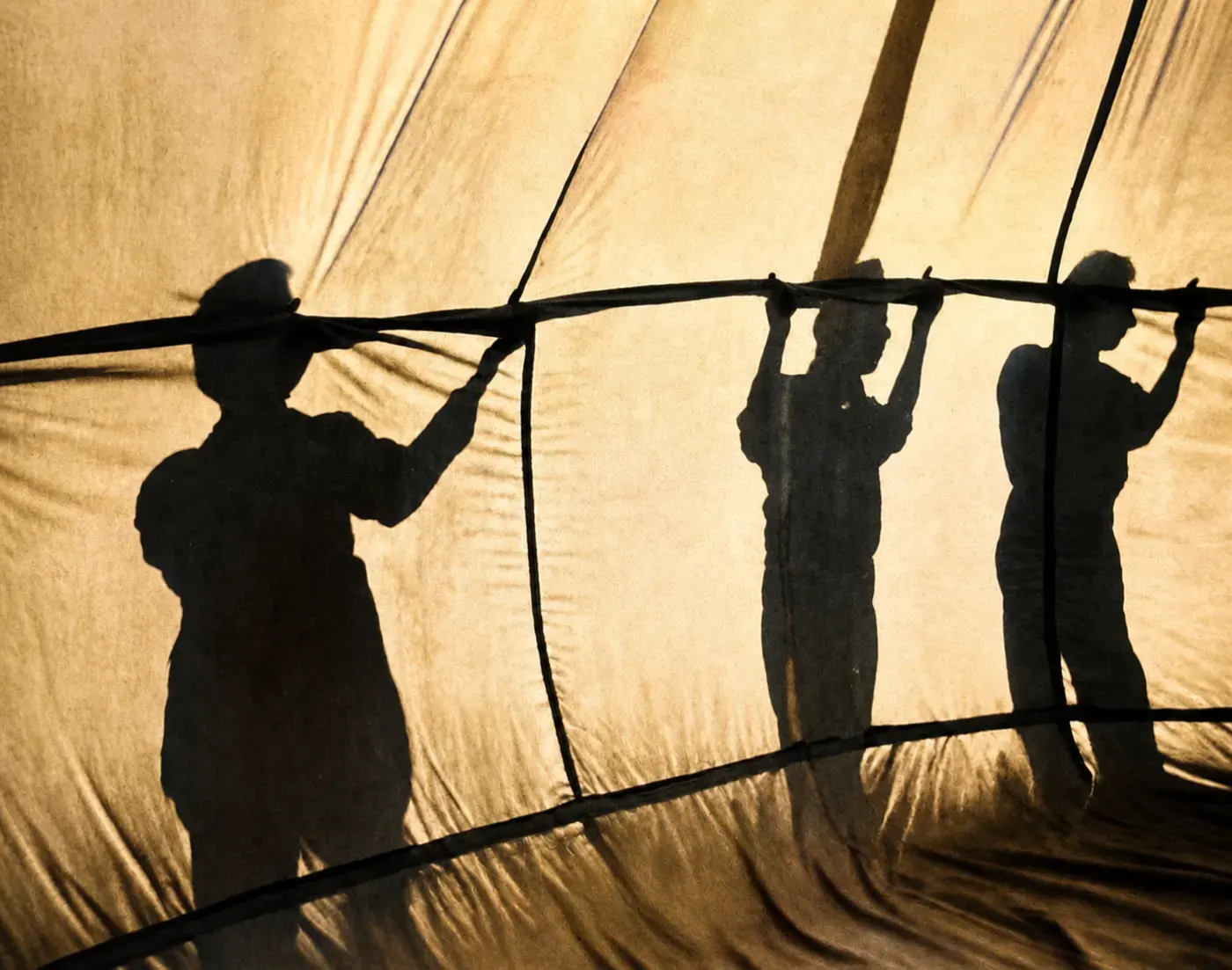 Schatten der Helfer auf der Ballonhülle