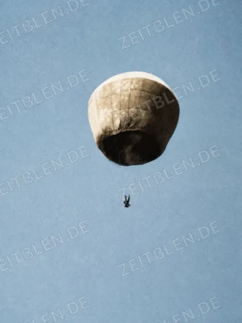 Gestarteter Heißluftballon von unten