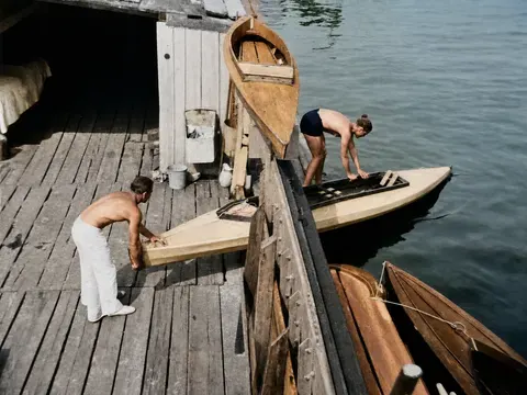 Ein Paddelboot wird zu Wasser gelassen