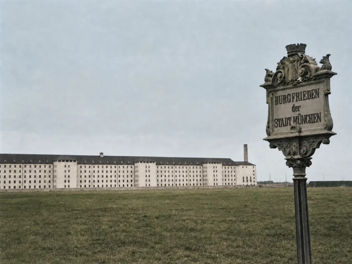 Münchner Burgfriedensäule vor einem SS-Kasernenbau