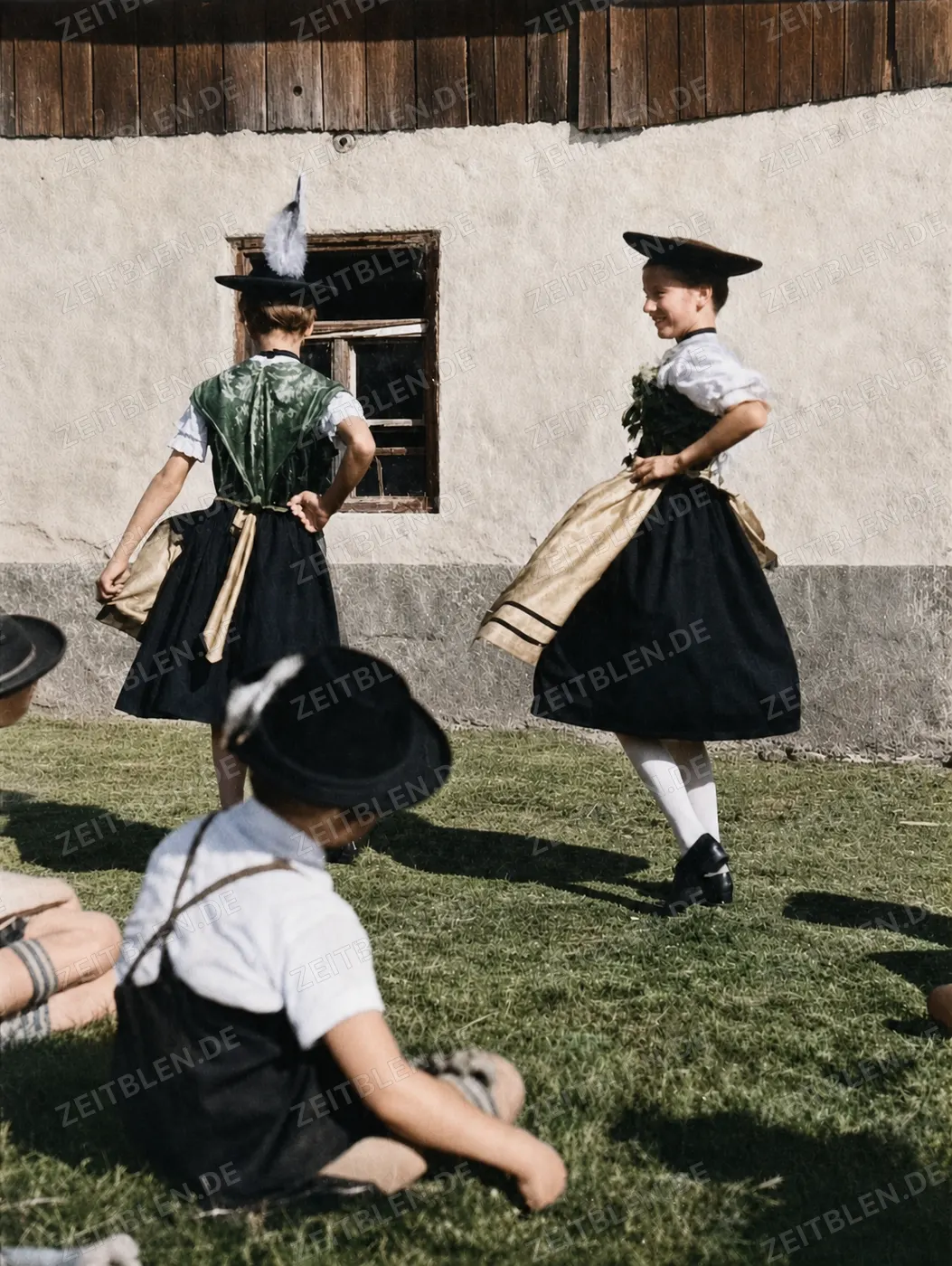 Tanzübung junger Frauen in Tracht