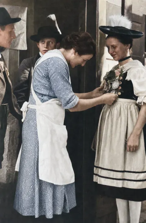Letzte Handgriffe an der Tracht
