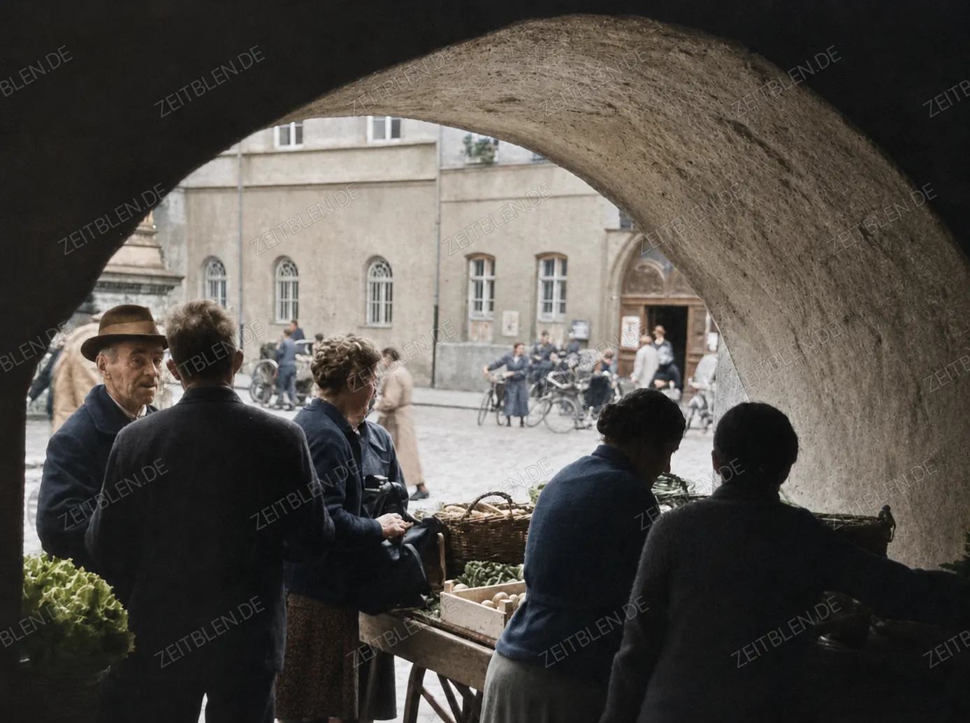 Blick durch ein Tor auf den Traunsteiner Markt