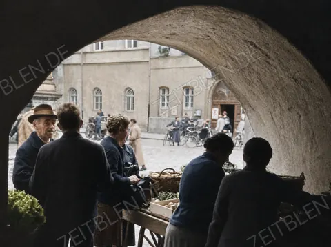Blick durch ein Tor auf den Traunsteiner Markt