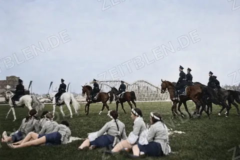 Fotografen begleiten einen Reiteraufmarsch