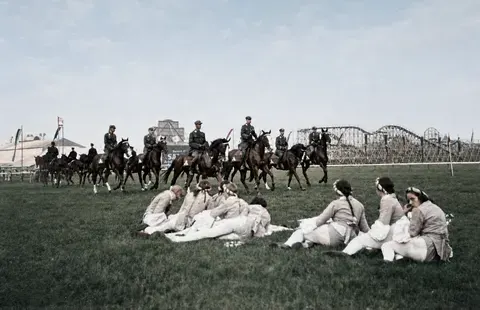 Bildreporter vor berittener Formation auf der Wiesn