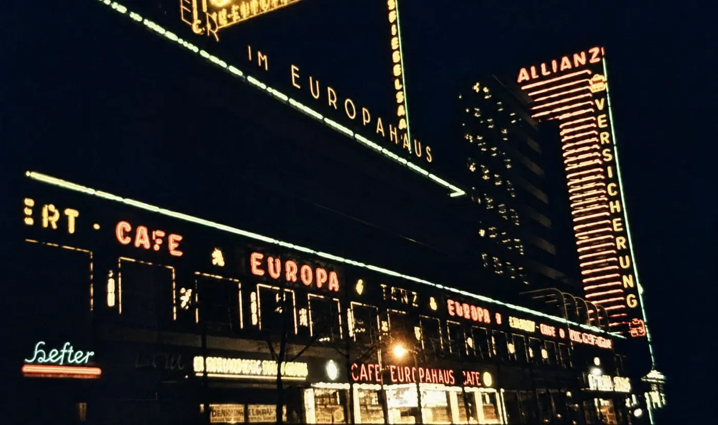 Europahaus und Café Europa bei Nacht