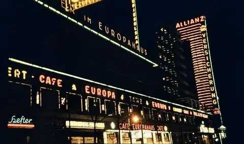 Europahaus und Café Europa bei Nacht