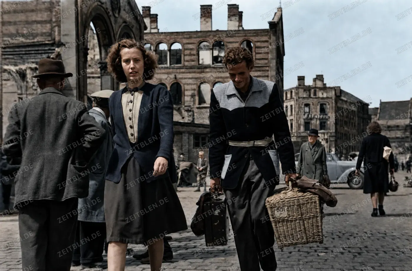 Reisende mit Gepäck am Münchner Marienplatz, 1948
