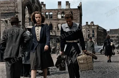 Reisende mit Gepäck am Münchner Marienplatz, 1948
