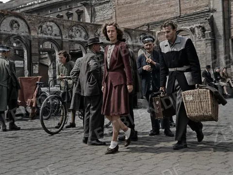 Reisende mit Gepäck in München, vermutlich am Hauptbahnhof, 1948