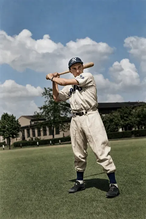 Baseballspieler mit Schläger in München, 1948