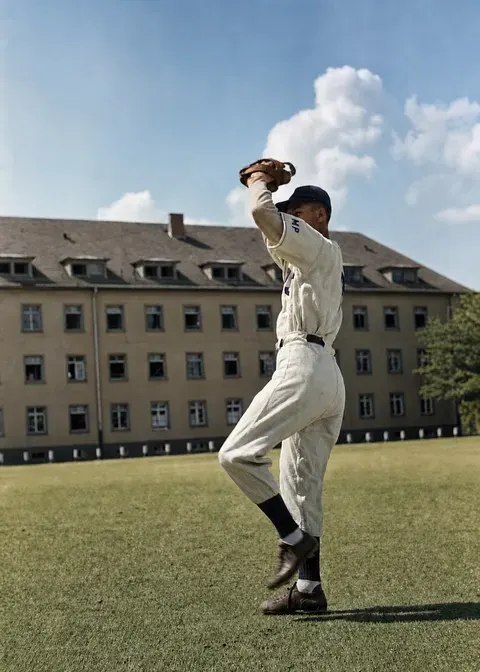 Baseballwerfer beim Wind-up in München, 1948