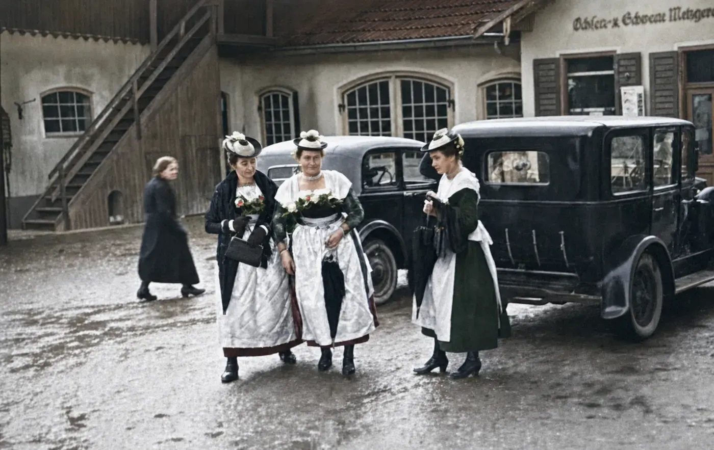 Hochzeitsgesellschaft bei einer Bauernhochzeit in Schliersee