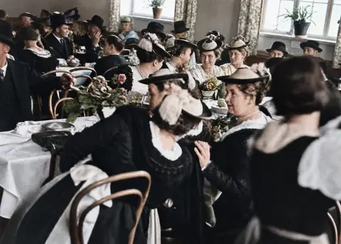 Hochzeitstafel bei einer Bauernhochzeit in Schliersee, Oktober 1936