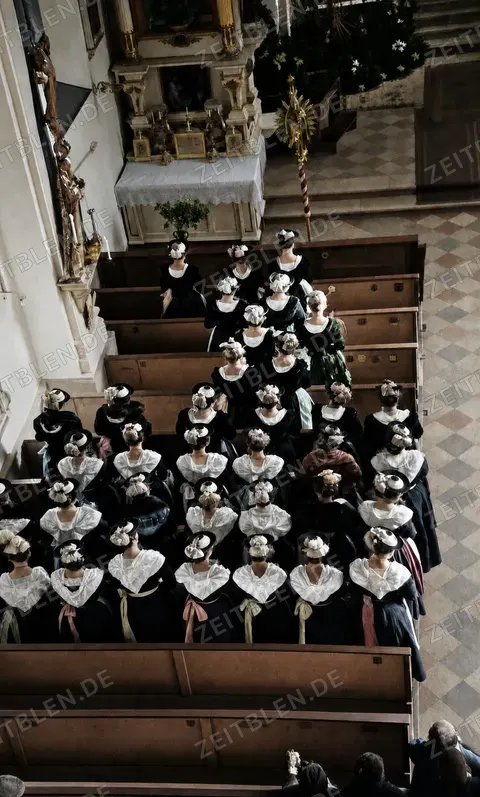 Hochzeitsgesellschaft in Tracht beim Gottesdienst in Schliersee, 1936