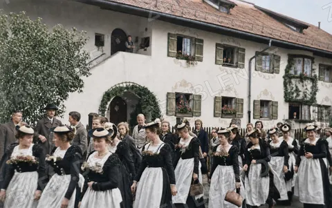 Hochzeitszug vor einem Schlierseer Haus, 1936
