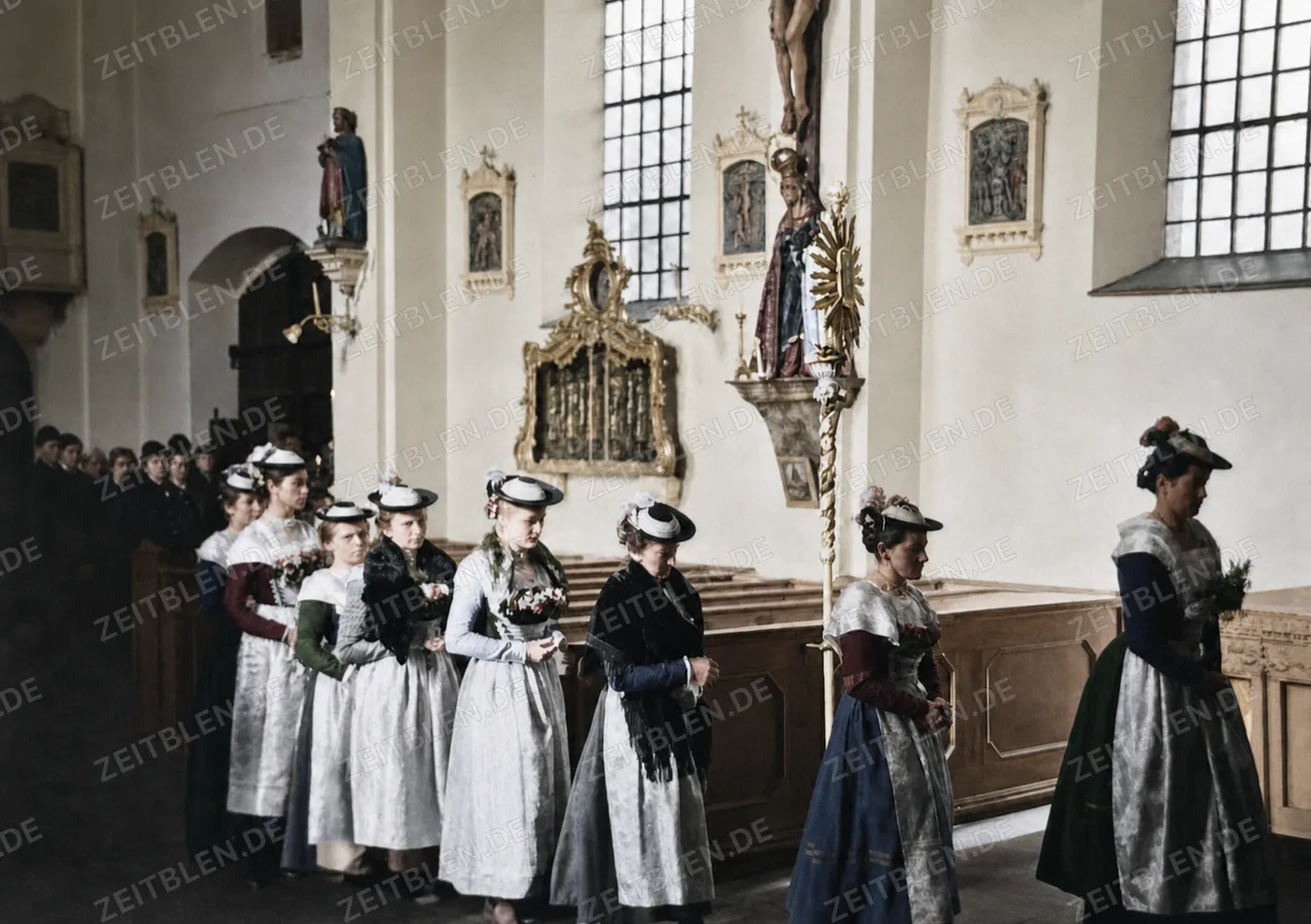 Frauen in Festtracht beim Hochzeitsgottesdienst, 1936