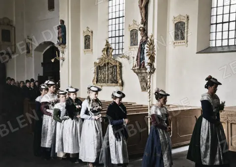 Frauen in Festtracht beim Hochzeitsgottesdienst, 1936
