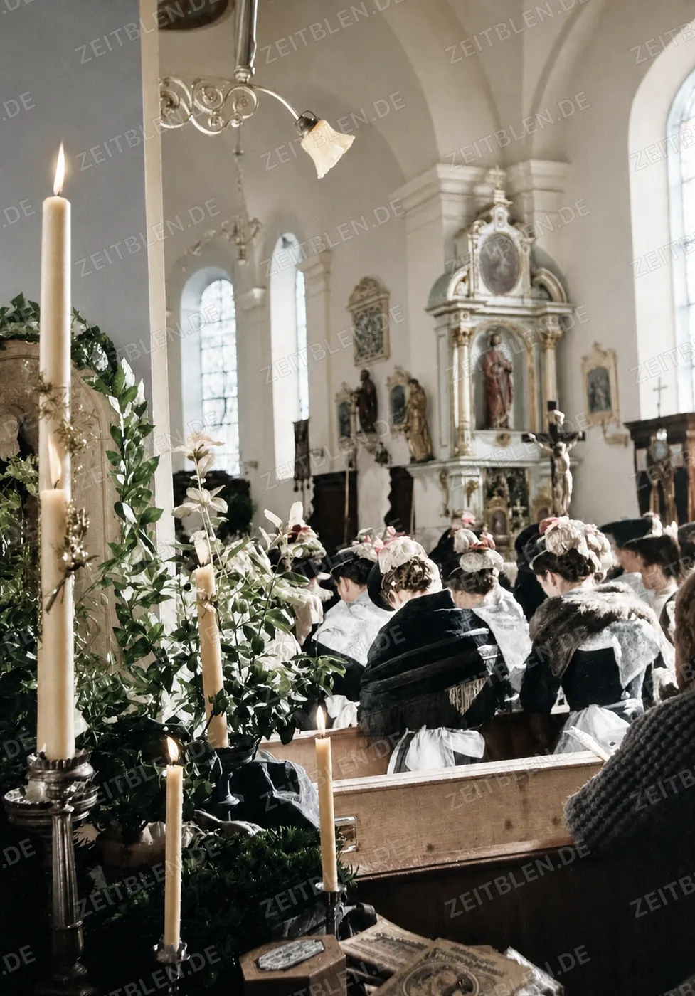 Hochzeitsgesellschaft vor dem Seitenaltar in Schliersee, 1936