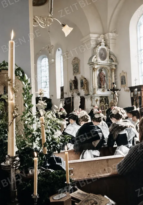 Hochzeitsgesellschaft vor dem Seitenaltar in Schliersee, 1936