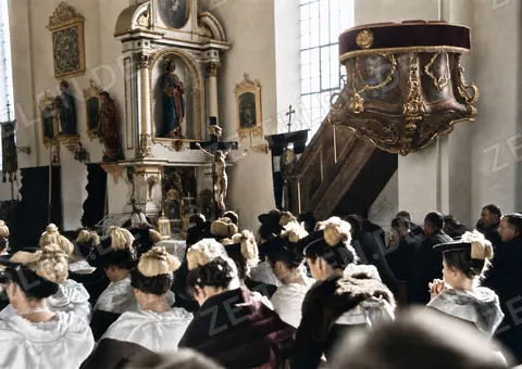 Hochzeitsgesellschaft zwischen Kanzel und Seitenaltar, 1936