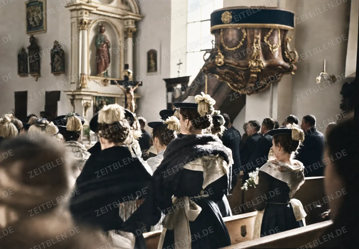 Frauen mit Trachtenhüten beim Hochzeitsgottesdienst, 1936