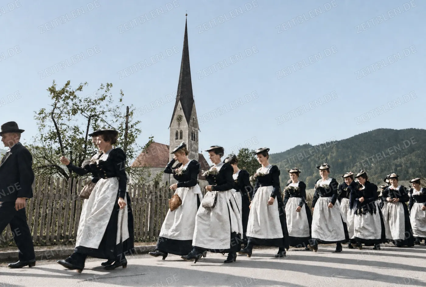 Frauen in Tracht beim Hochzeitszug in Schliersee, 1936
