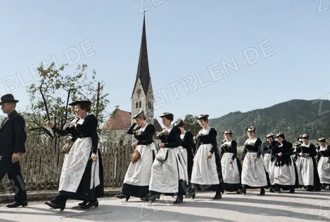 Frauen in Tracht beim Hochzeitszug in Schliersee, 1936