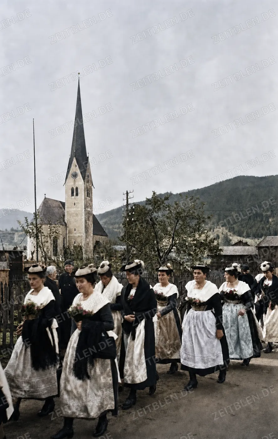 Frauen in Tracht beim Hochzeitszug vor einer Schlierseer Kirche, 1936