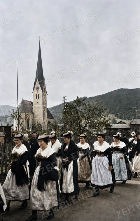 Frauen in Tracht beim Hochzeitszug vor einer Schlierseer Kirche, 1936