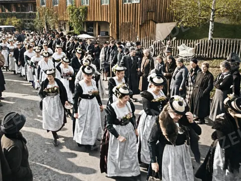 Hochzeitsgesellschaft in Tracht auf einem Schlierseer Dorfplatz, 1936