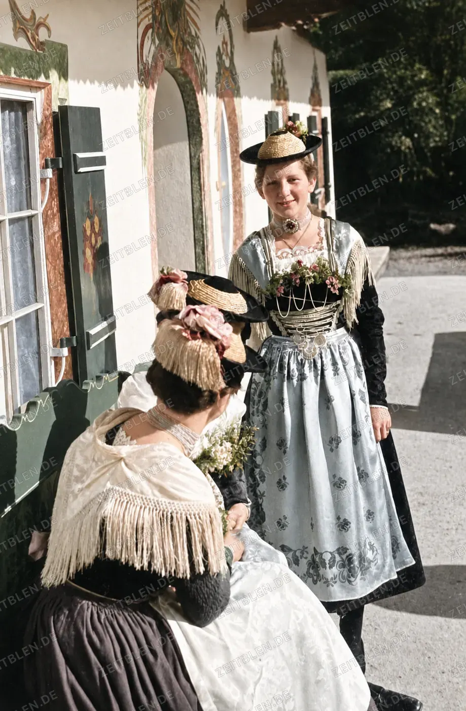 Zwei Frauen in Schlierseer Festtracht mit Auswahlmarkierungen, 1936
