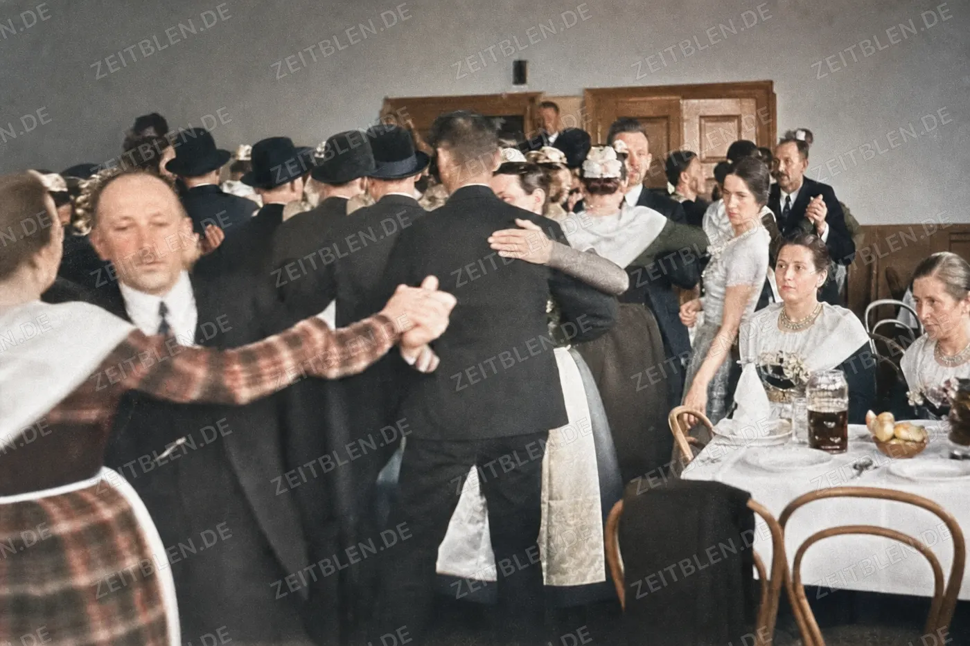 Gäste beim Hochzeitsmahl in Schliersee, 1936