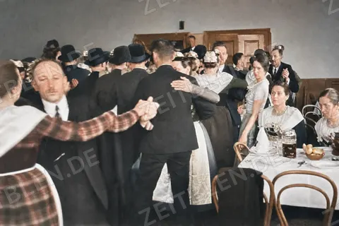 Gäste beim Hochzeitsmahl in Schliersee, 1936