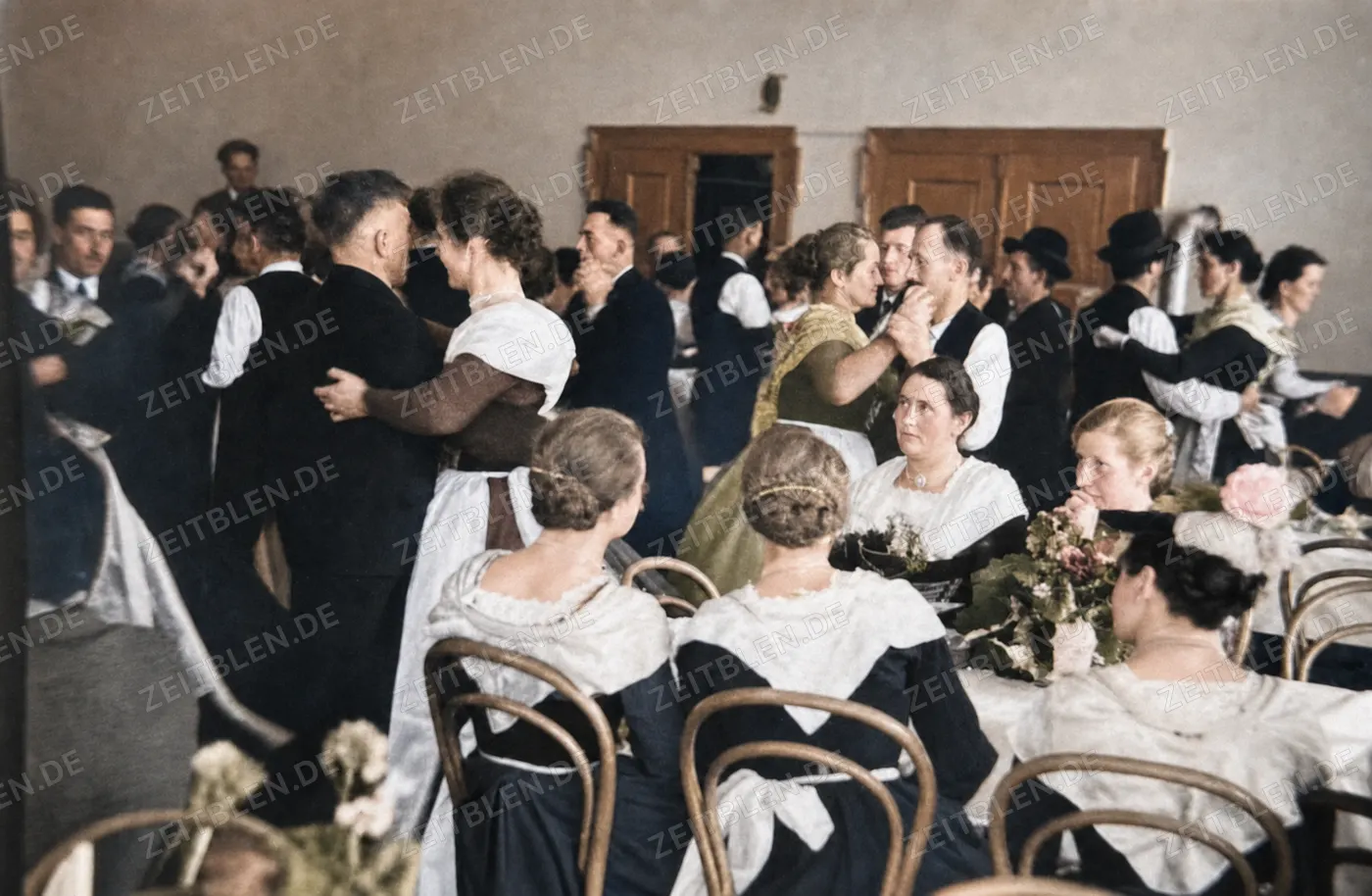 Gesellige Hochzeitsfeier an Schlierseer Festtafeln, 1936