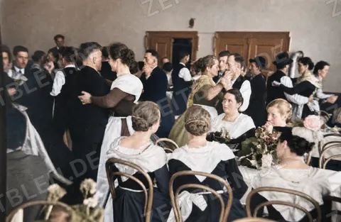 Gesellige Hochzeitsfeier an Schlierseer Festtafeln, 1936