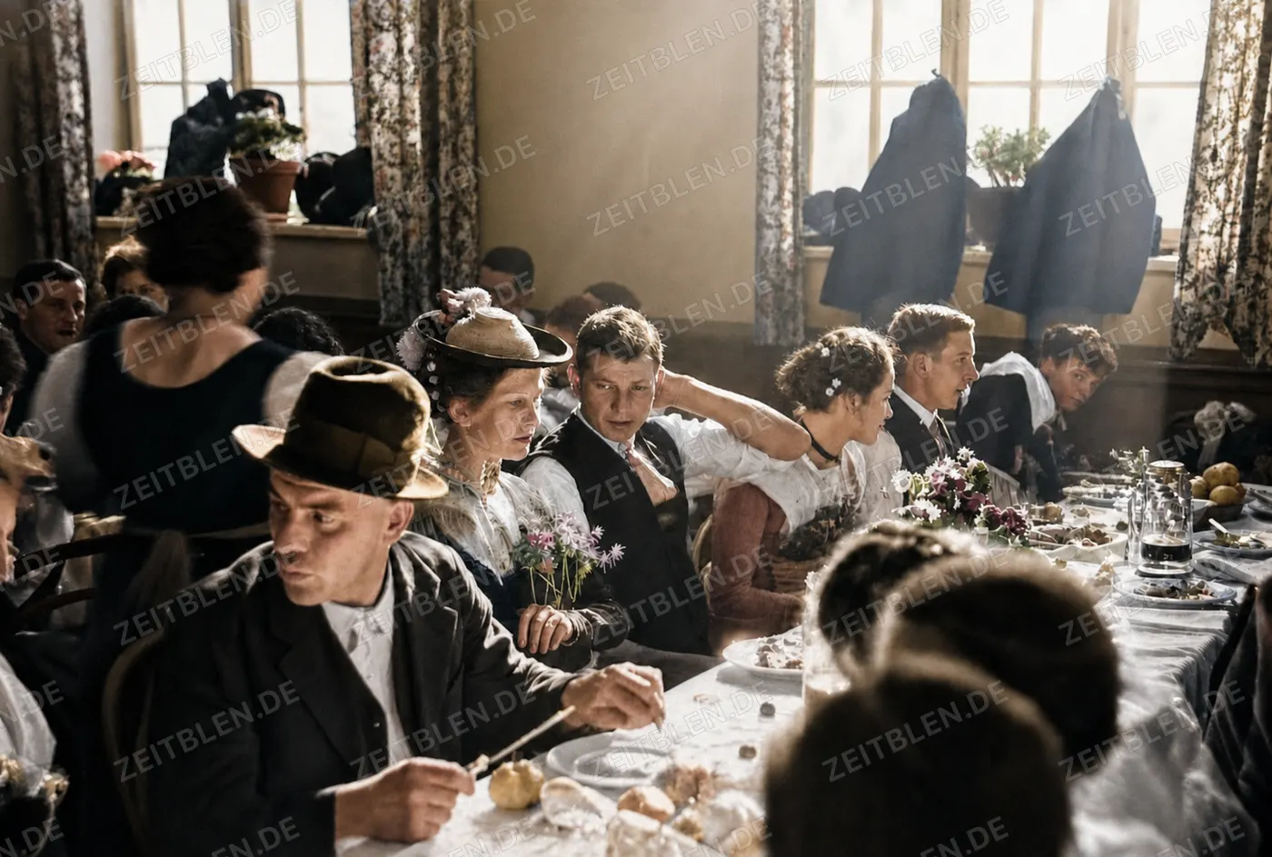 Hochzeitsgäste mit Krügen an der Festtafel, 1936