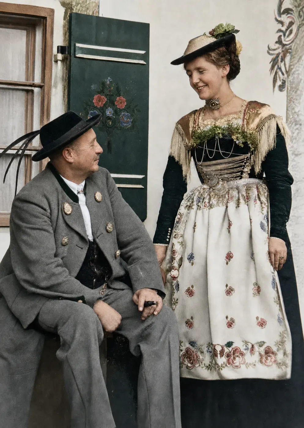 Mann und junge Frau in Schlierseer Festtracht, 1936