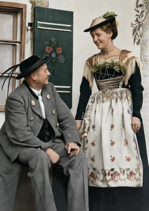 Mann und junge Frau in Schlierseer Festtracht, 1936