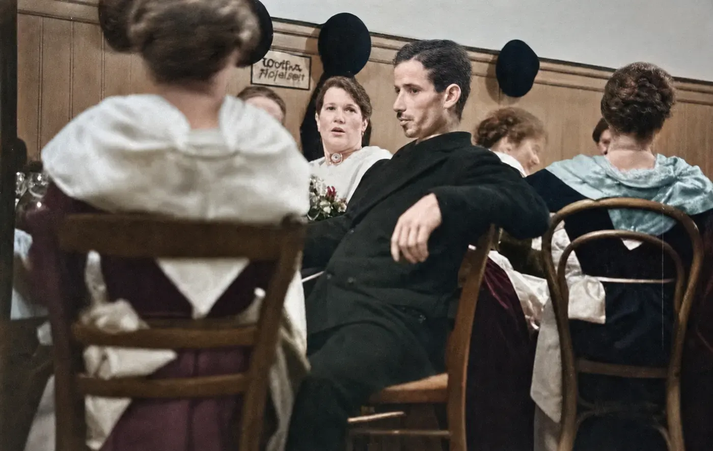 Unterhaltung der Hochzeitsgäste im Festsaal, 1936