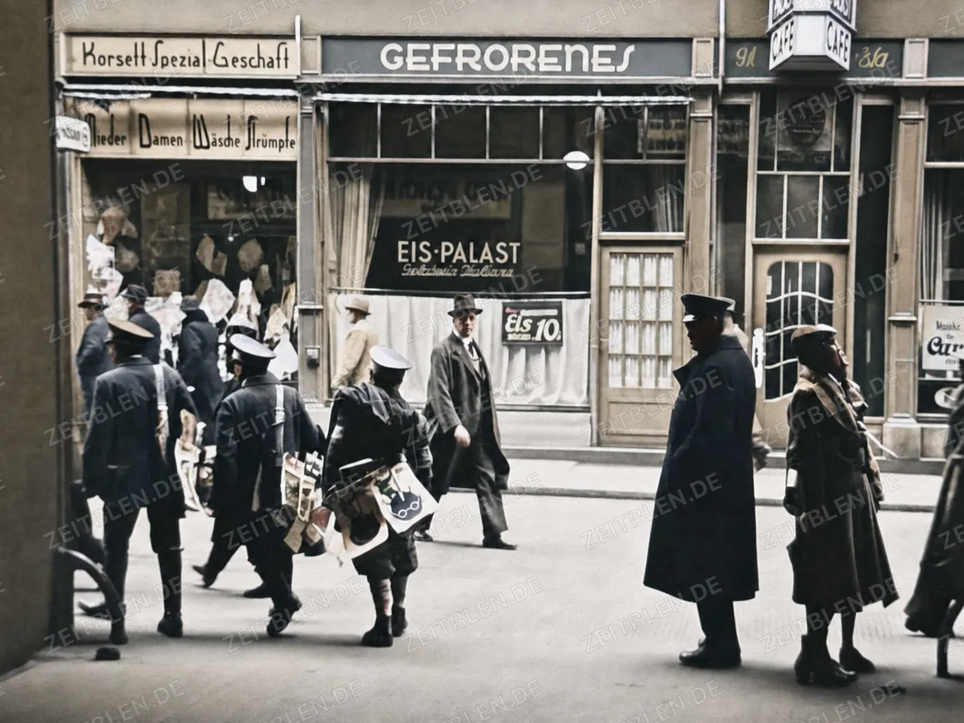 Passanten vor Korsettgeschäft und Eispalast in München, 1936
